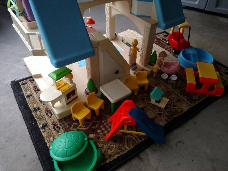Little Tikes House Complete with furniture. Very Clean & Nice