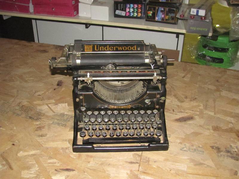 lot 1 image: Antique Underwood Typewriter