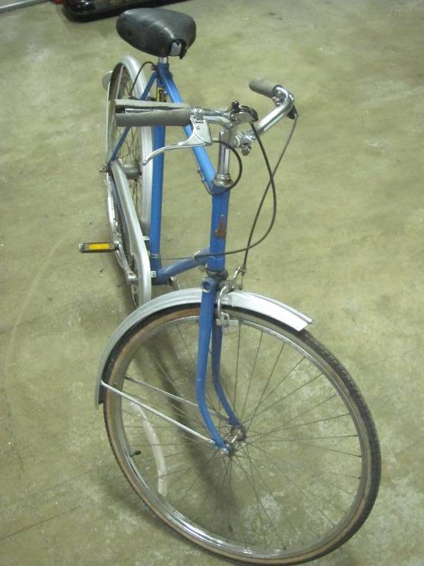 lot 3 image: Raleigh 26 Mens Bike
