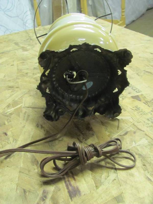 lot 5 image: Vintage Floral Design Glass Decorative Lamp