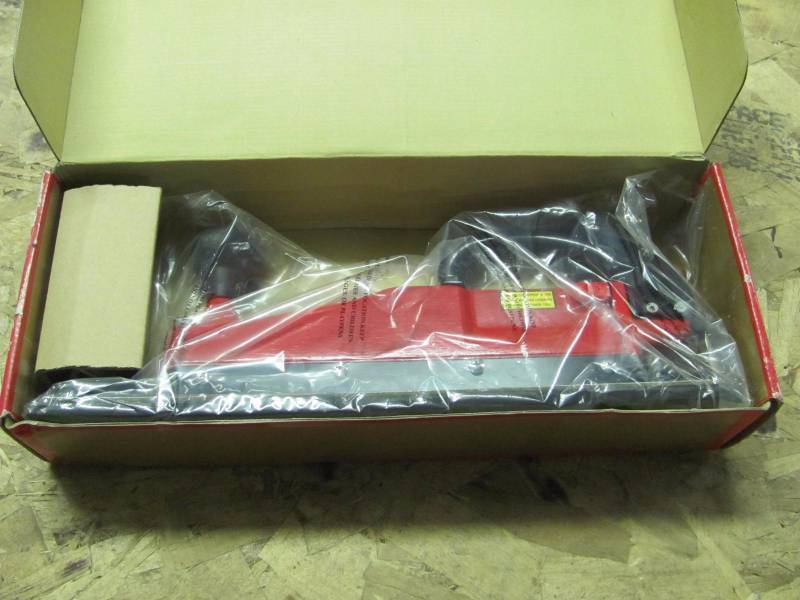 lot 17 image: New Pneumatic straight line sander