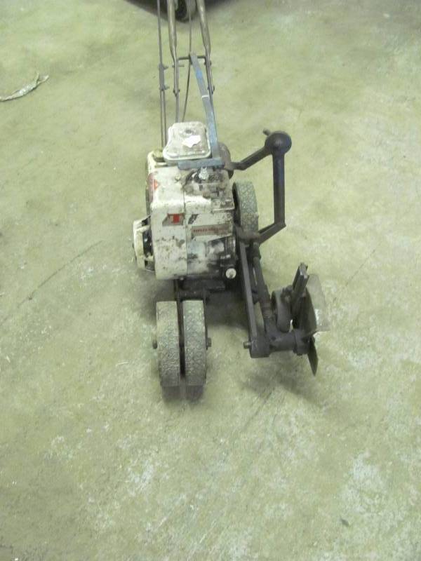 lot 28 image: Temco King-O-Lawn edger