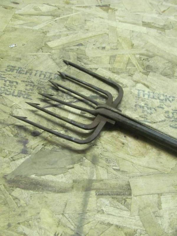 lot 52 image: Fishing Spear & Fishing Net