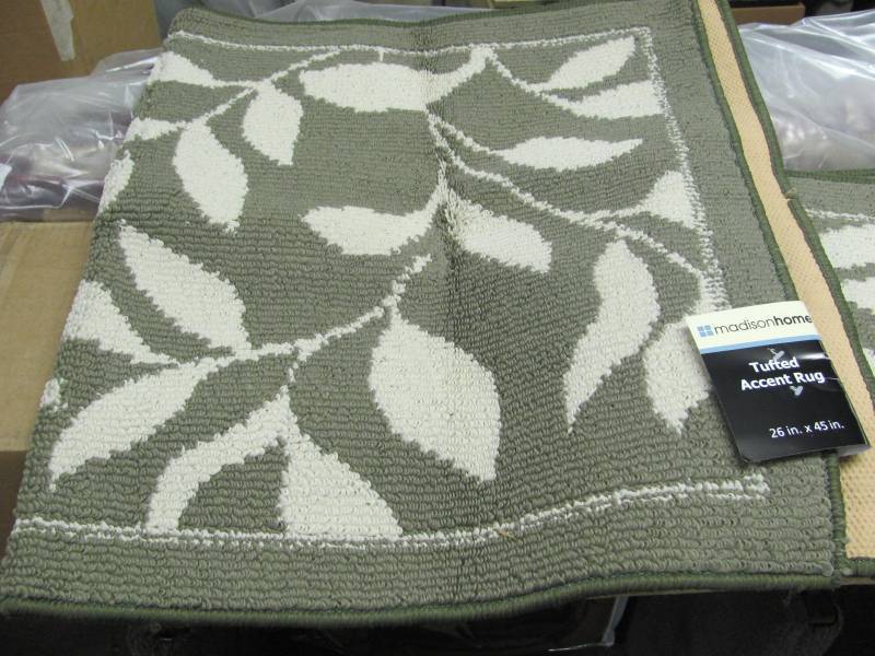 lot 110 image: Brand New Madison Industries Poplar 26 x 45 Two-Tone Rug