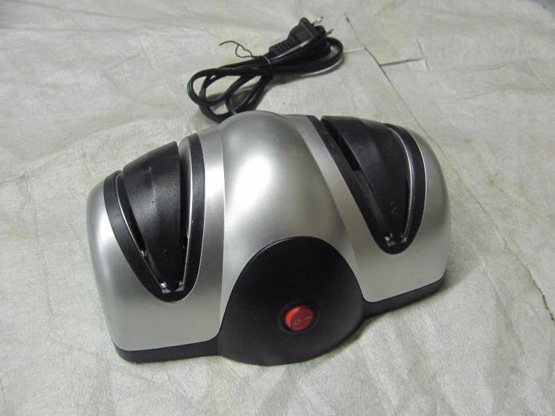 lot 138 image: Handy Gourmet Electric Knife Sharpener