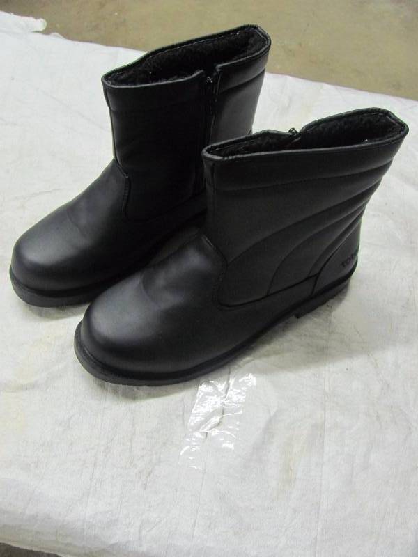 lot 221 image: Totes Mens Insulated Boots Size 11