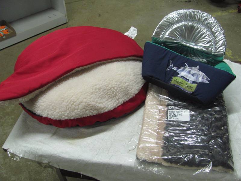 lot 234 image: Brand New Pet Bed Lot