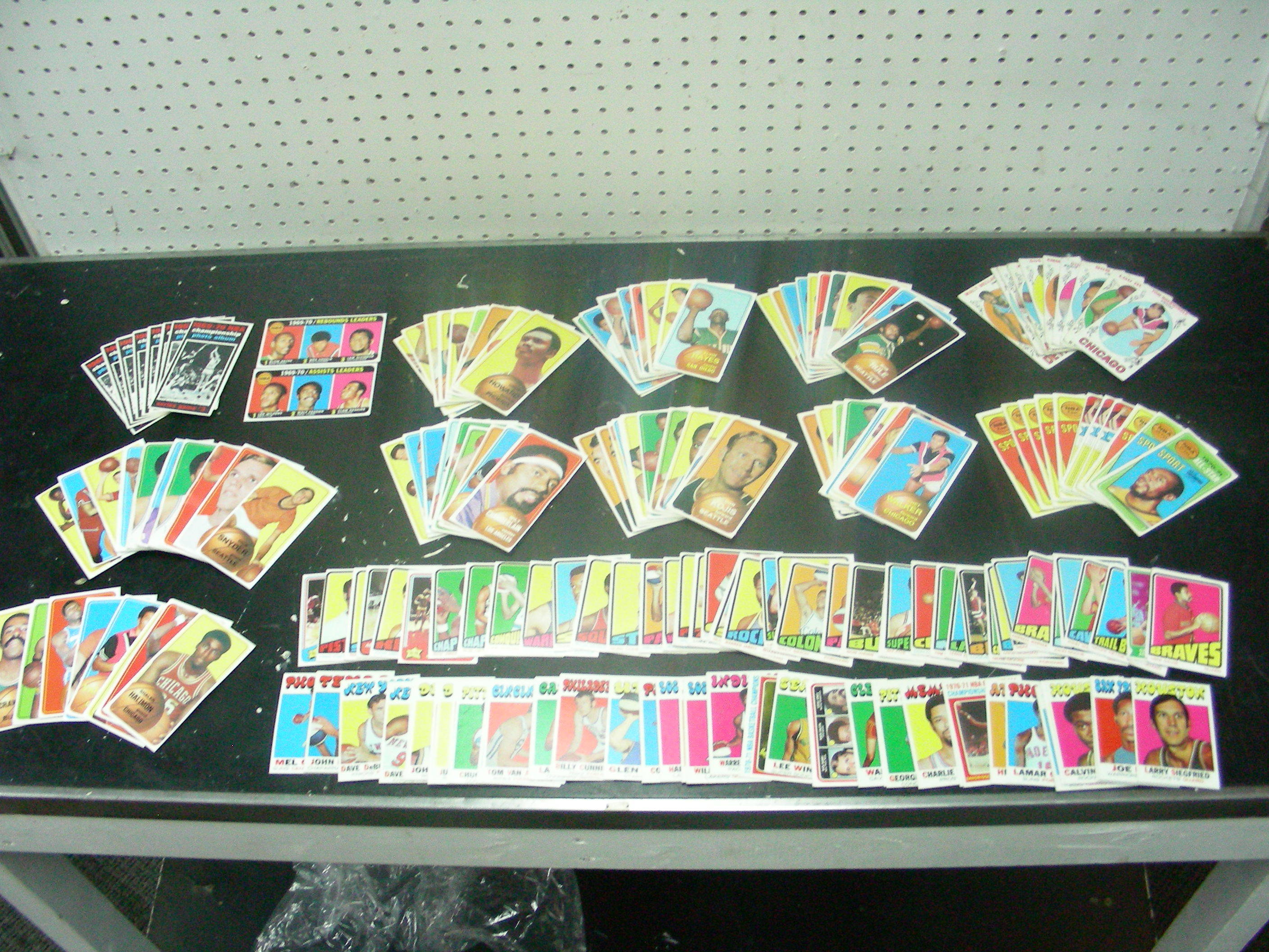 lot 19 image: Large Lot MINT Topps 1970s Basketball Cards