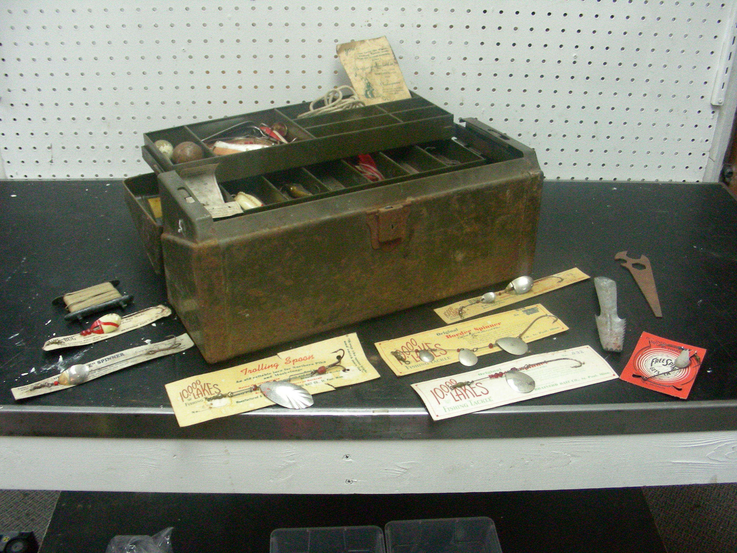lot 28 image: Vintage National Expert Tackle Box Filled with Vintage Lures