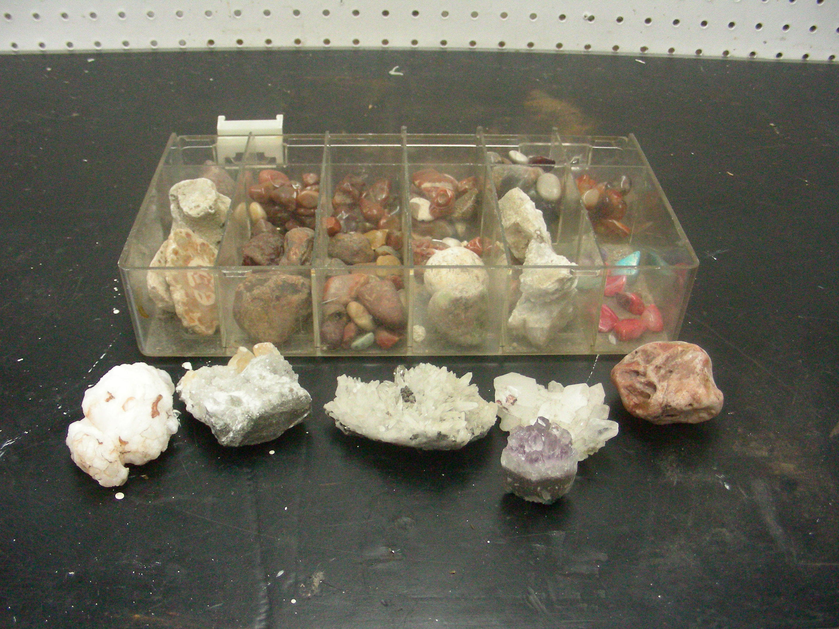 lot 30 image: Collection of Agates, Geodes, etc.