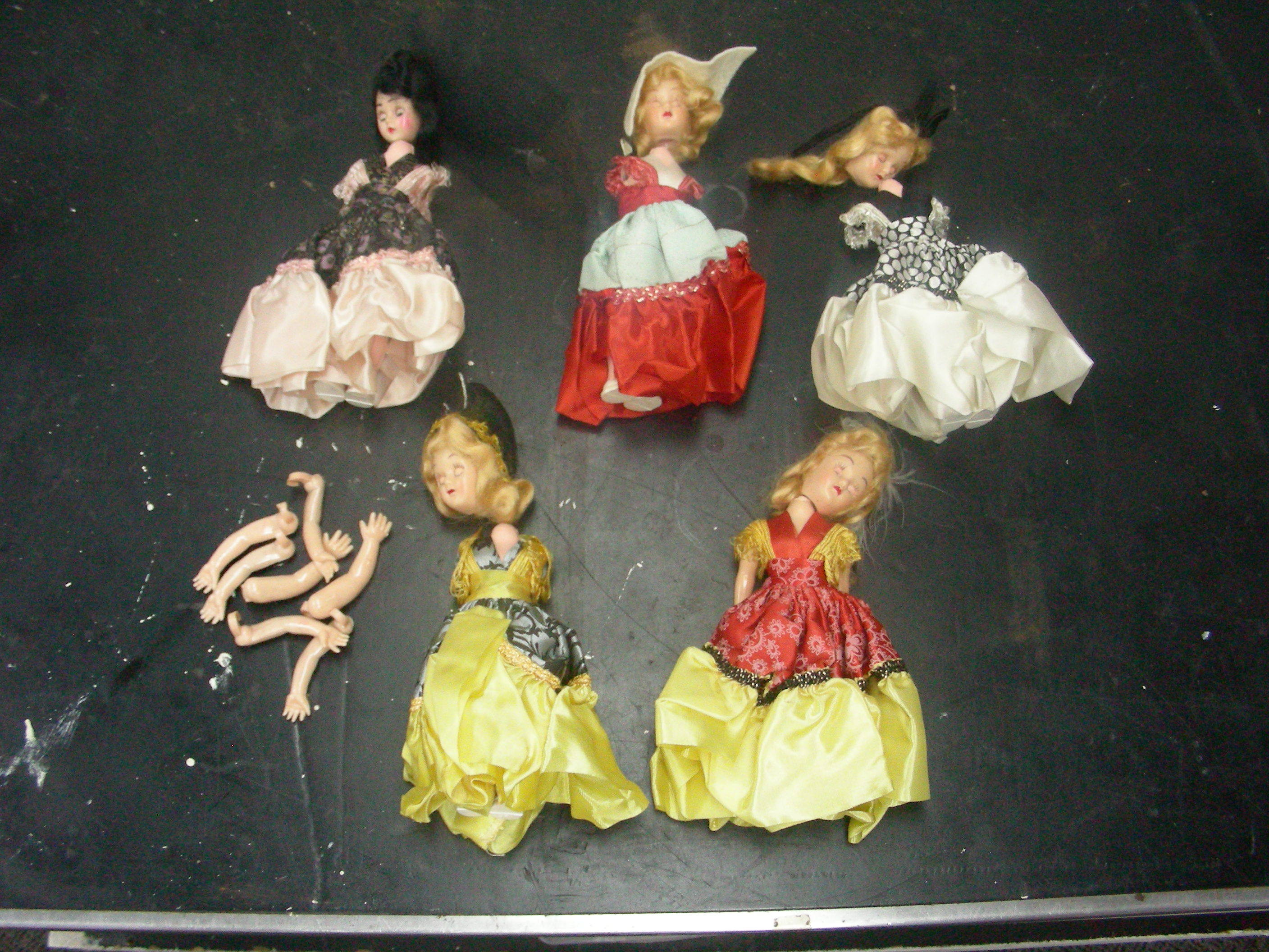 lot 31 image: Lot of 5 Vintage Dolls That Need to be Restrung