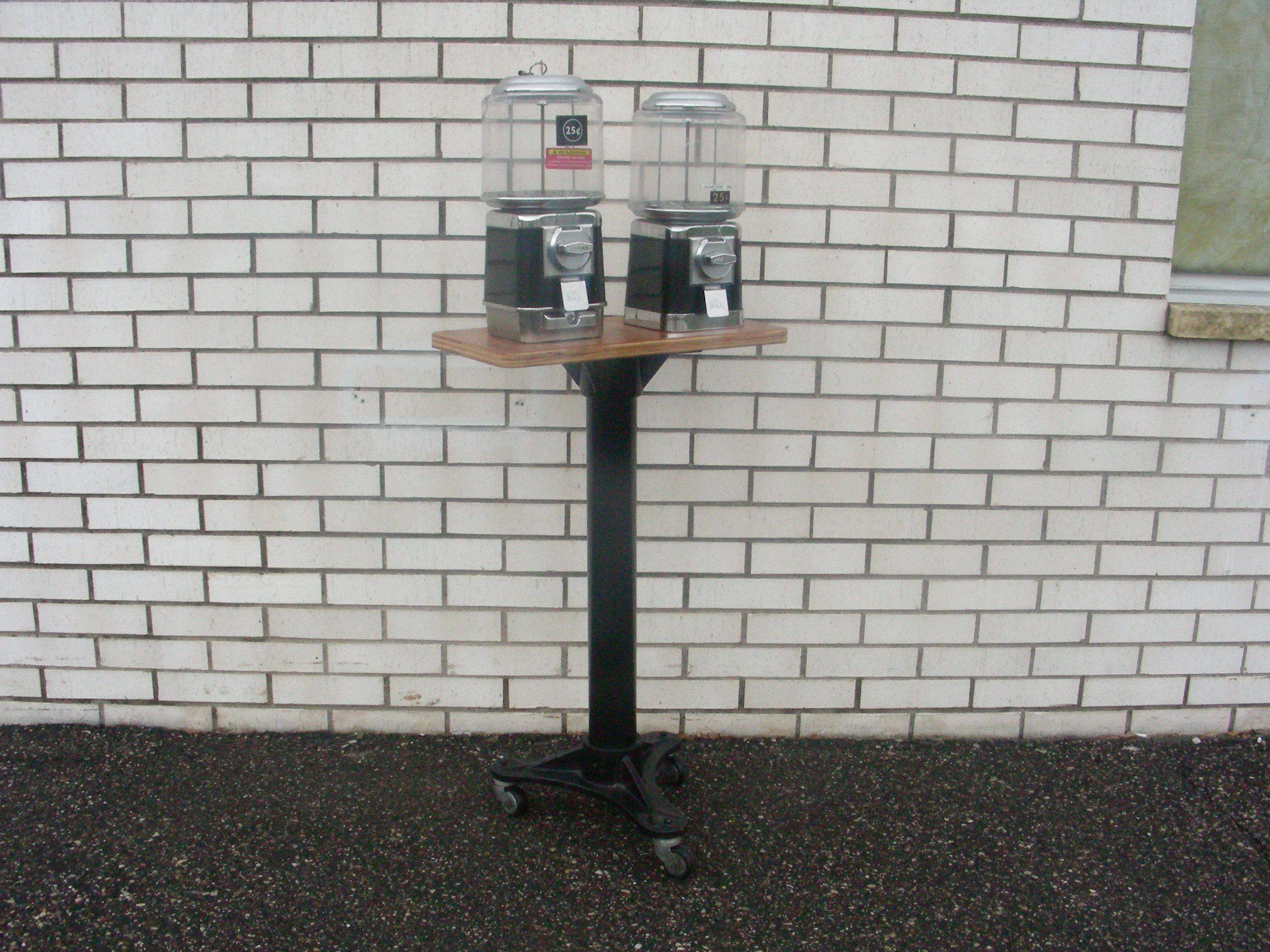 lot 42 image: NEWER Working Beaver CandyToy Machine with Custom Stand and Keys