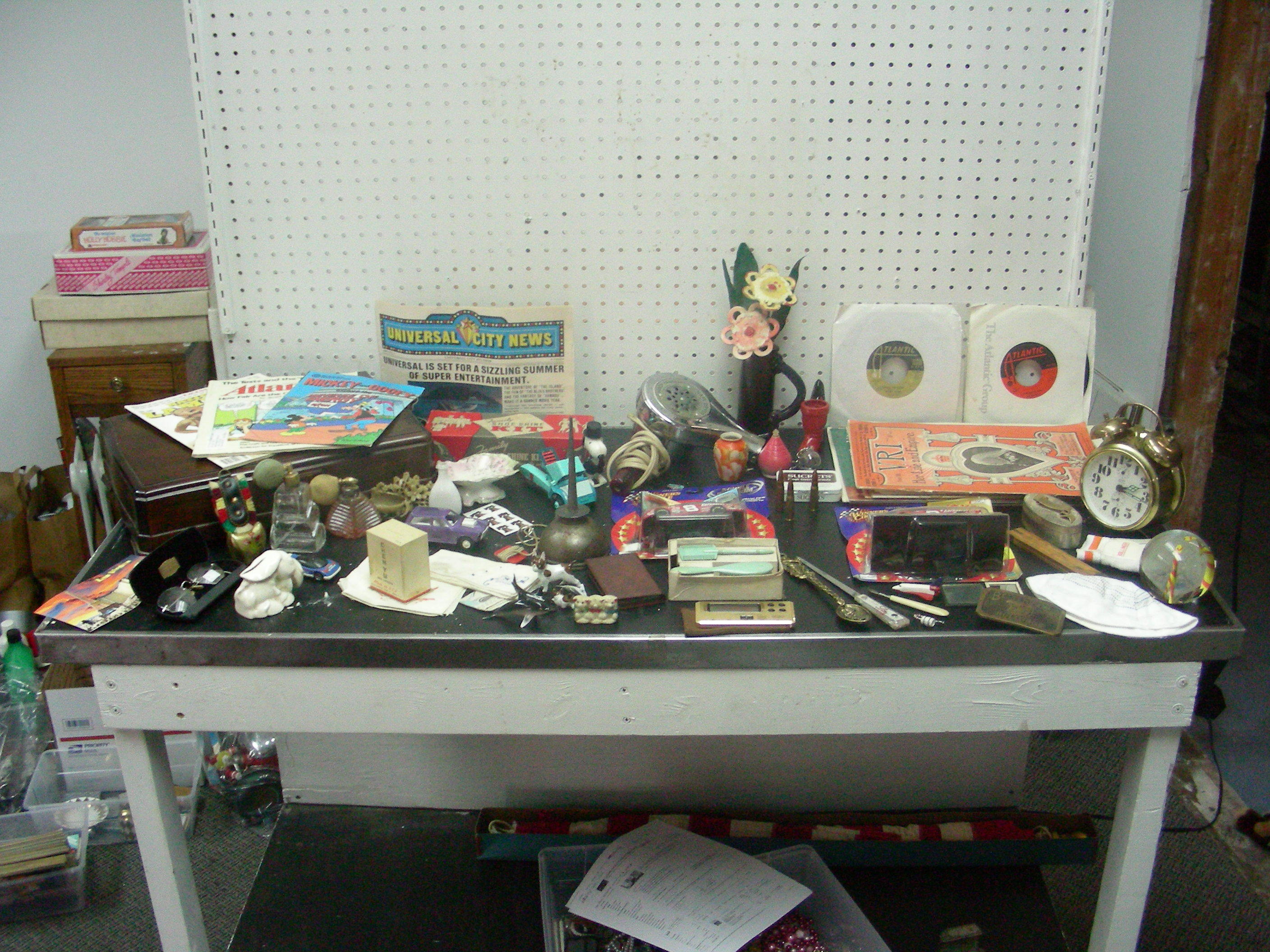 lot 48 image: Large Lot of Miscellaneous Collectibles