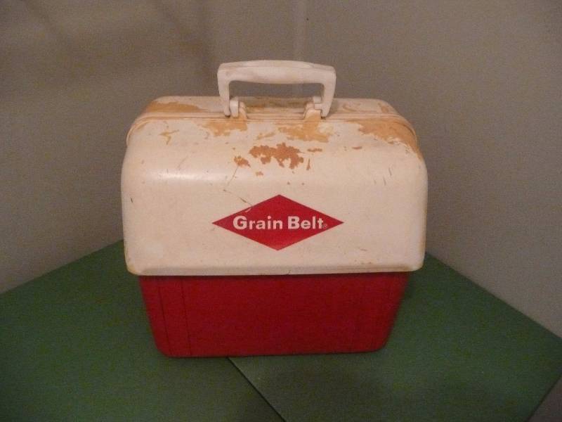 lot 11 image: VINTAGE GRAIN BELT BEER COOLER - VERY COOL