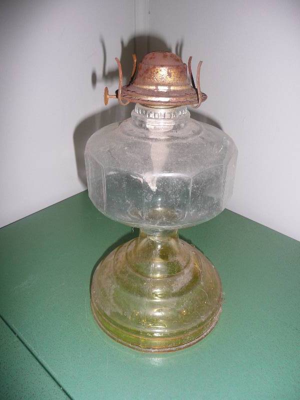 lot 41 image: Antique Glass Two Tone Oil Lamp - Good Condition, needs a cleaning.