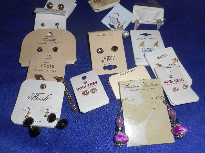 8 SETS OF FASHION EARINGS