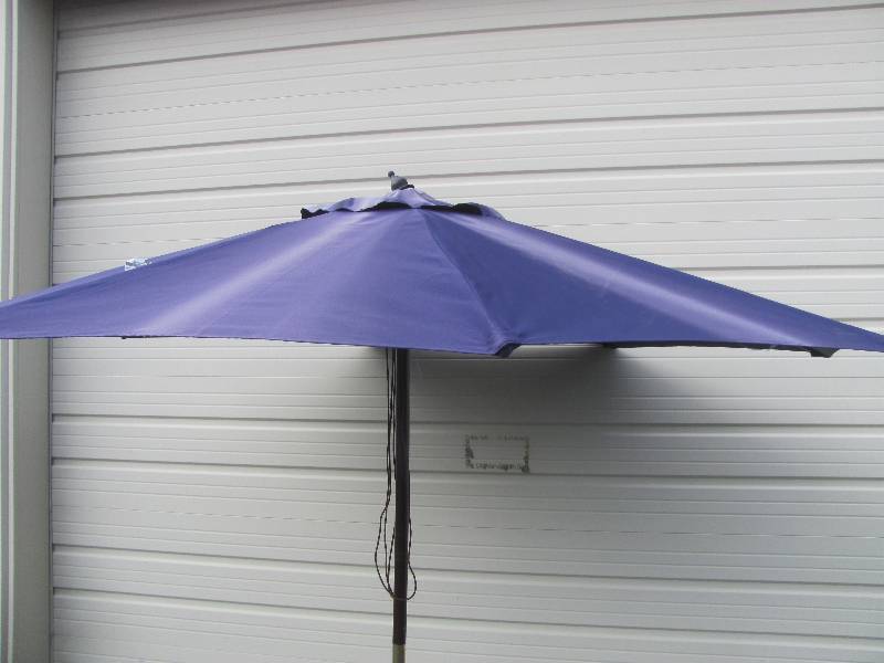lot 28 image: Lawn & Patio