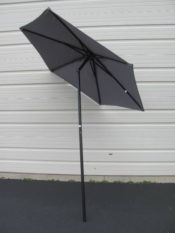 lot 39 image: Lawn & Patio