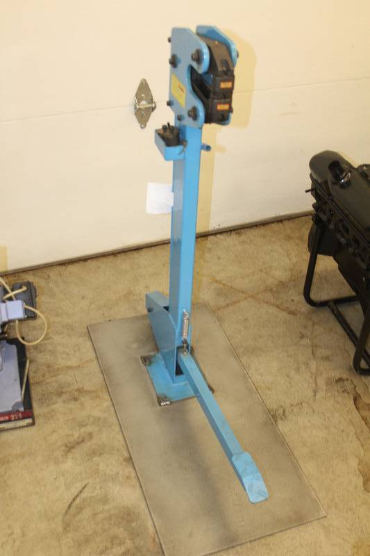 lot 8 image: Heavy Duty Metal Shrinker and Stretcher