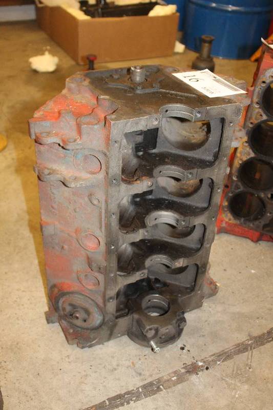 lot 16 image: Chrysler 318 cid small block