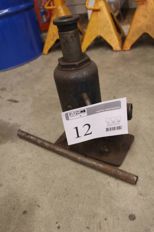 lot 12 image: 11 bottle jack with handle
