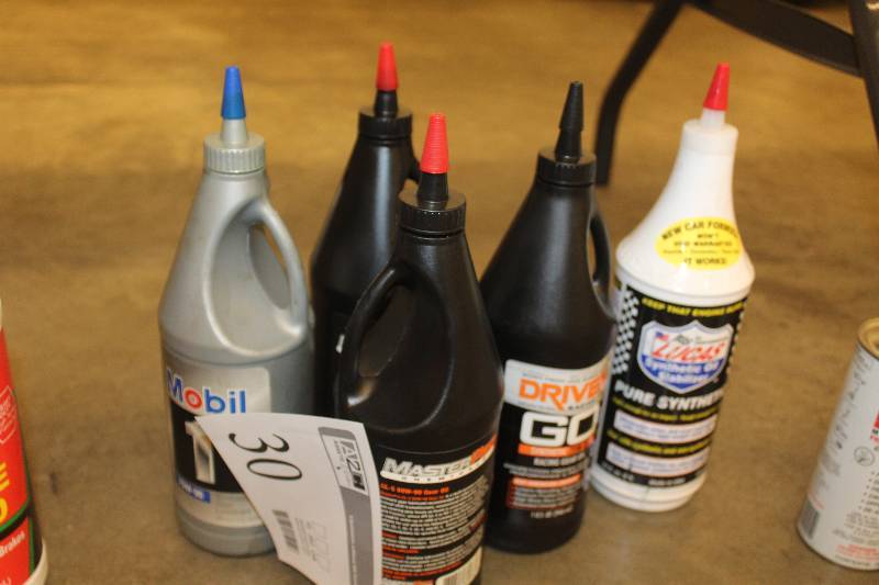 lot 30 image: About 4-Quarts of variety of brands of gear lube