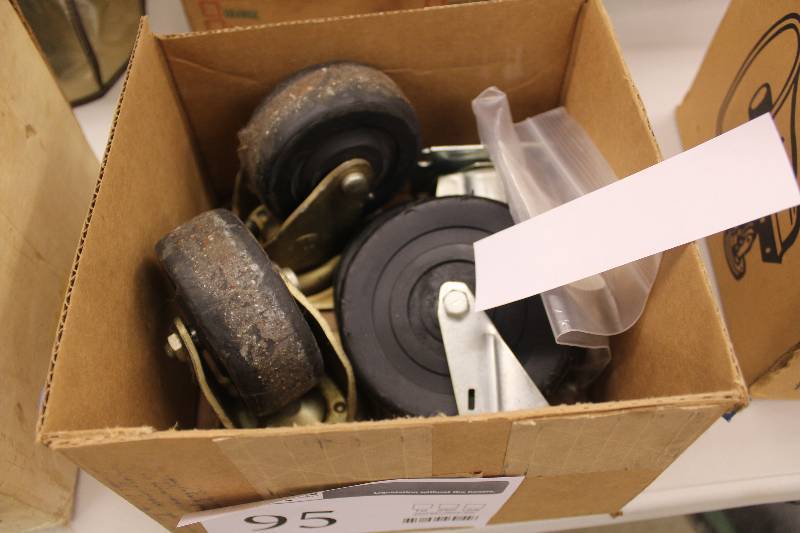 lot 95 image: Lot of swiveling casters