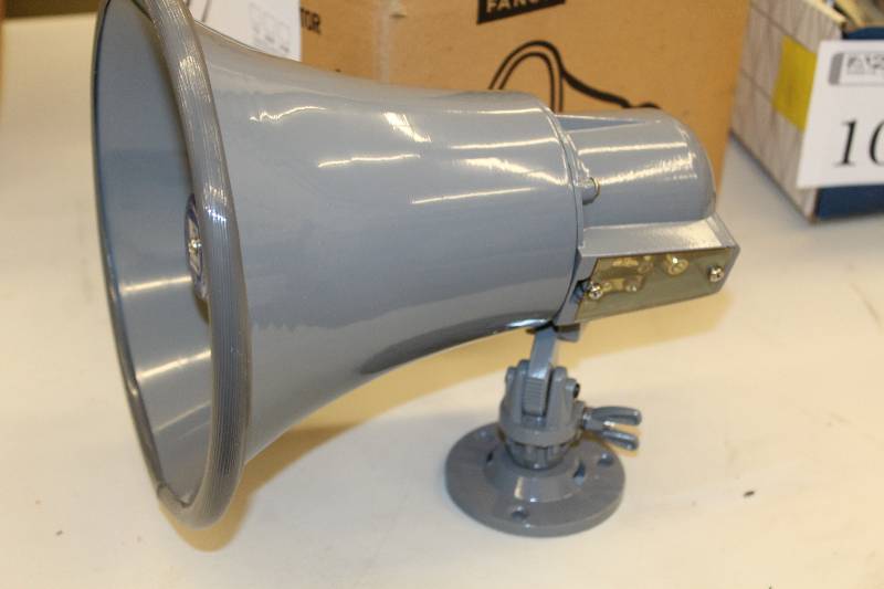 lot 97 image: New inbox loud speak or horn
