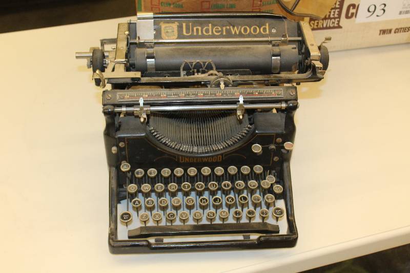 lot 92 image: Vintage Underwood typewriter