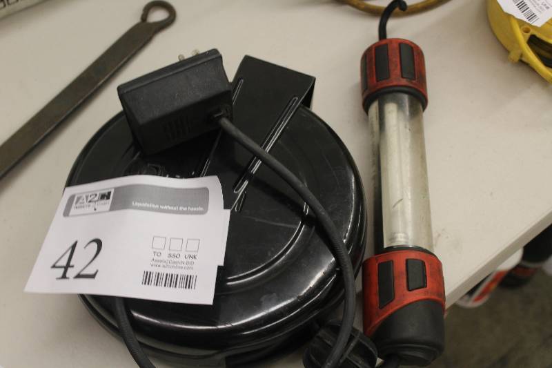 lot 42 image: Mac tools retractable corded work light