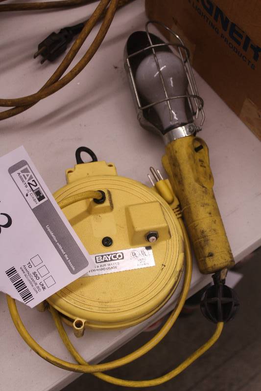lot 43 image: Bay 450 Retractable Cord Reel w Work Light