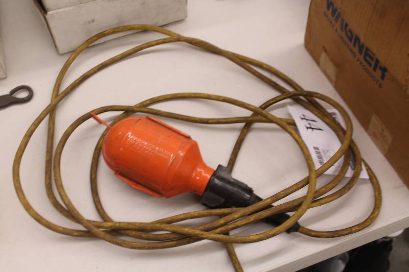 lot 44 image: Work light with cord
