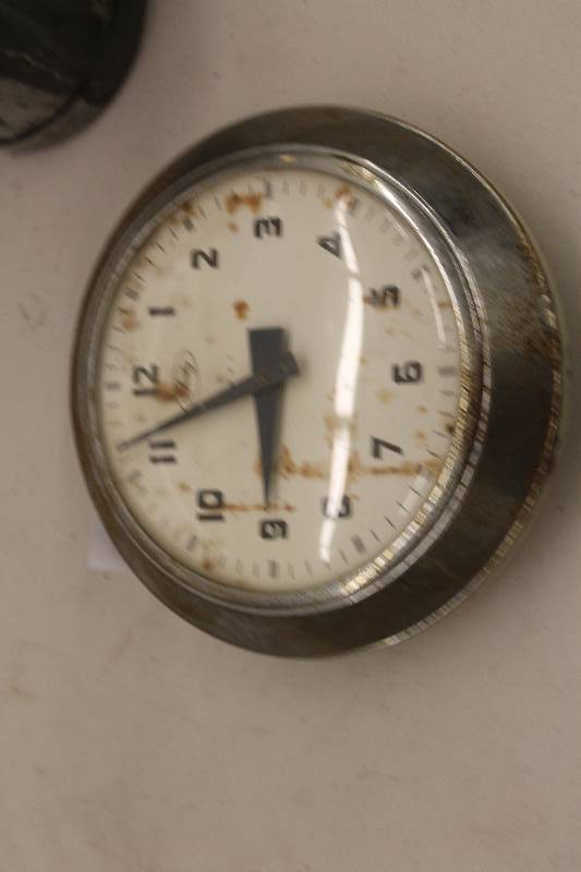 lot 52 image: Wind-up clock