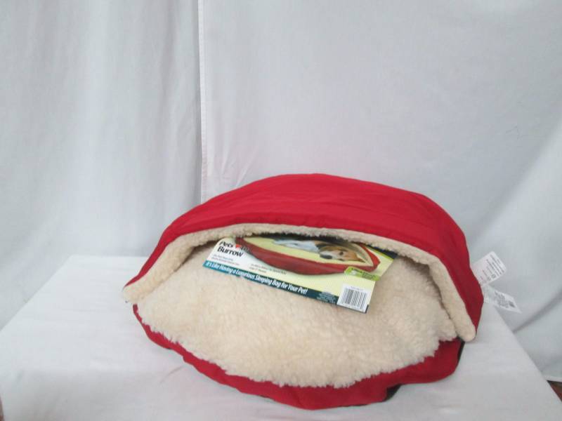 lot 36 image: Pet Parade Pet Cave Deluxe