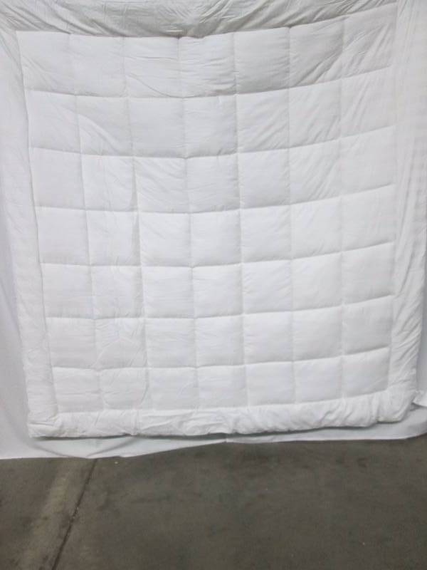 lot 30 image: McLeland Design 250 TC Down-Alternative Fiberbed Topper - King
