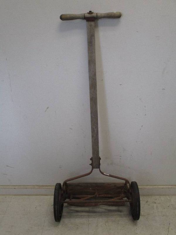 lot 7 image: Hand Push Lawn Mower