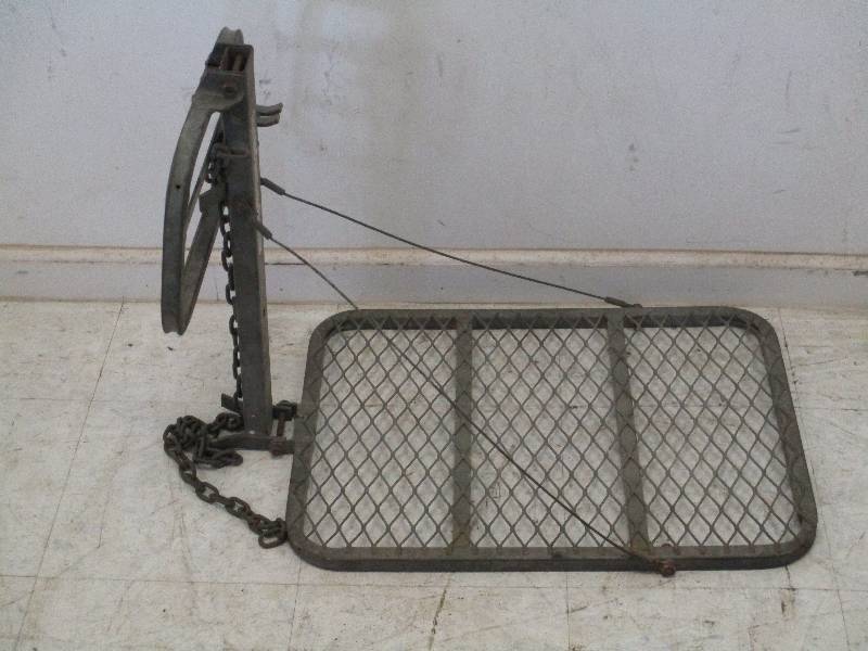 lot 9 image: Hunting Stand