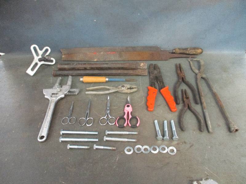 lot 28 image: Hand Tools & Bolts