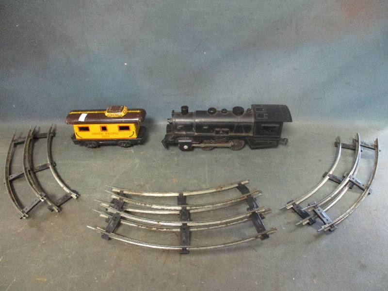 lot 38 image: Wind Up Train Cars and Track