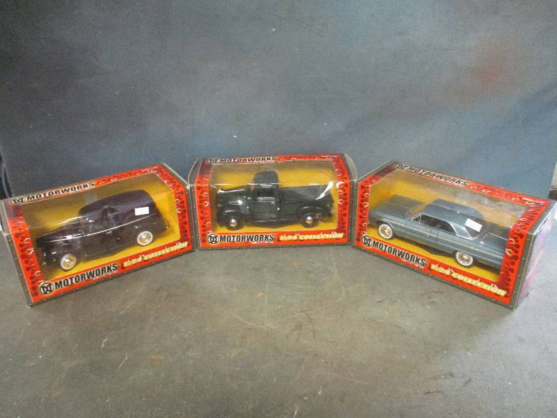 lot 43 image: Die Cast Metal Automobiles
