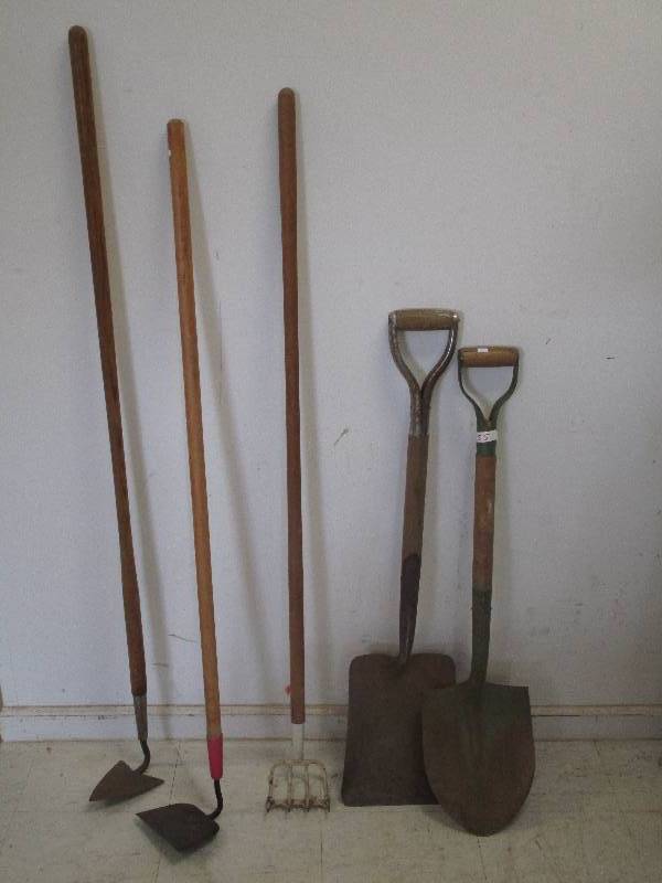 lot 55 image: Garden Tools