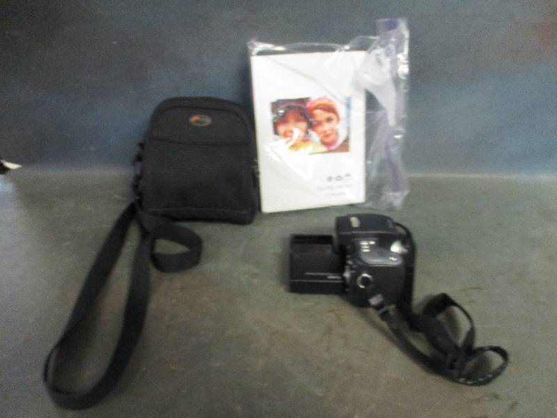 lot 74 image: Kodak Camera & Carrying Case