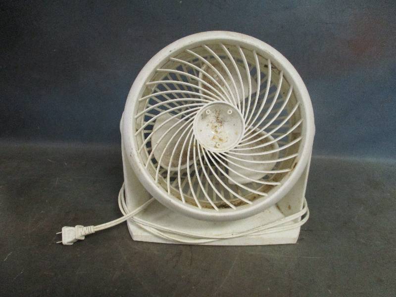lot 80 image: Honeywell Plastic Fan