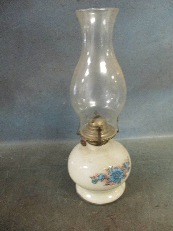 lot 87 image: Oil Lamp