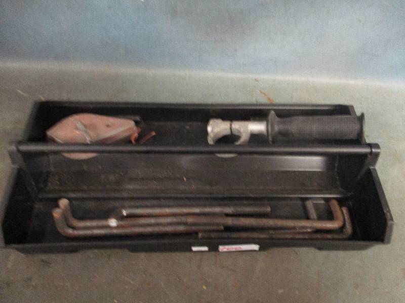 lot 100 image: Tool Tray & Tools