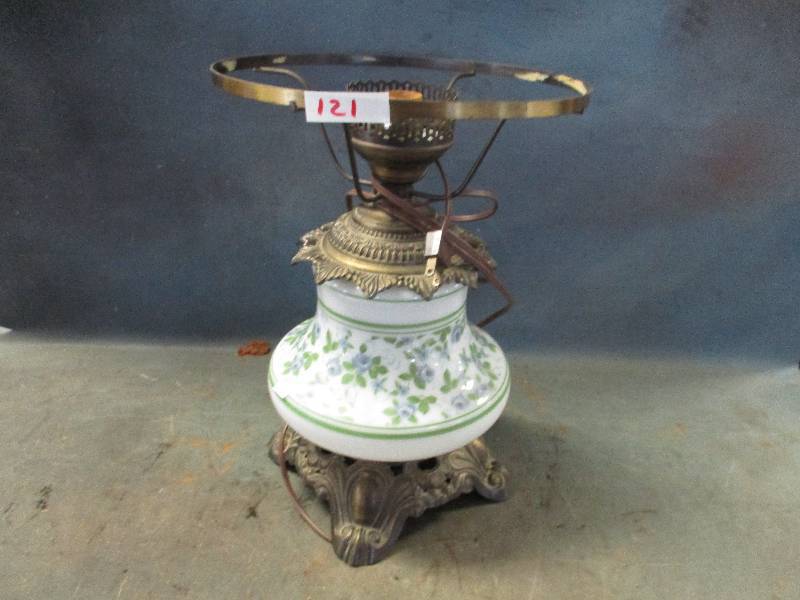 lot 121 image: Antique Lamp