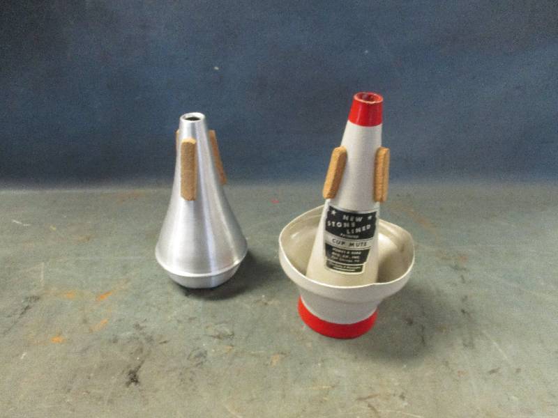 lot 122 image: Cup Mute
