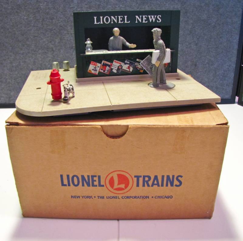 lot 5 image: Vintage Lionel No.128 Animated Newsstand wOriginal Box