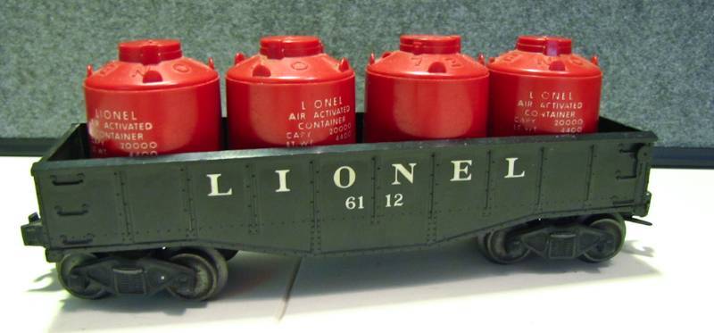 lot 17 image: Lionel tank carrier car