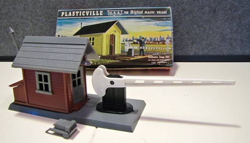 lot 20 image: Vintage Watchmans Shanty by Plasticville